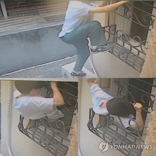 창문 타고 여대생 자취방 주거 침입한 남성. [독자 제공=연합뉴스]